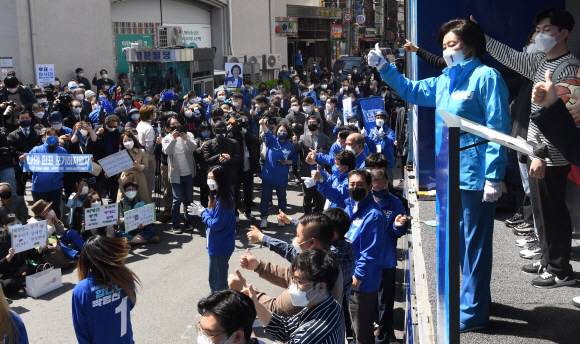 박영선 더불어민주당 서울시장 후보가 31일 서울 동작구 이수역 인근 태평백화점 앞에서 열린 집중유세에서 지지를 호소하고 있다. 2021. 3. 31 김명국 선임기자 daunso@seoul.co.kr