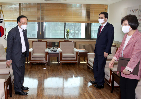 조국 전 장관 관련 서울대 방문한 곽상도-정경희 의원