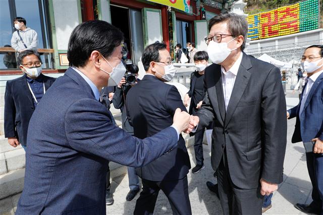 삼광사에서 만난 김영춘?박형준 후보