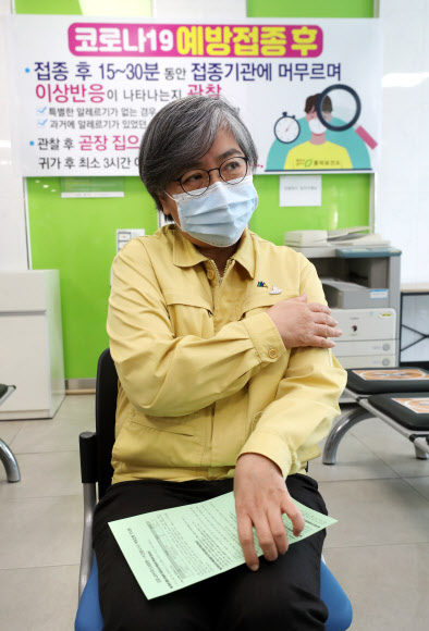 백신 접종 마친 뒤 대기하는 정은경 청장