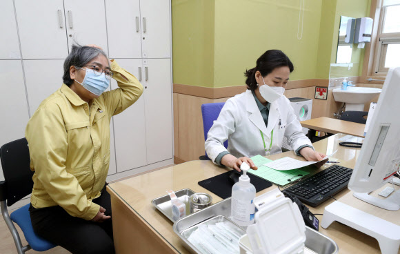 백신 접종 대기하는 정은경 청장