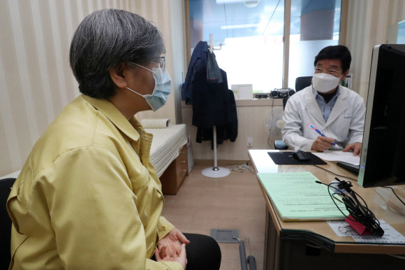 백신 접종에 앞서 예진하는 정은경 청장