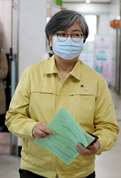 백신 접종실 이동하는 정은경 청장