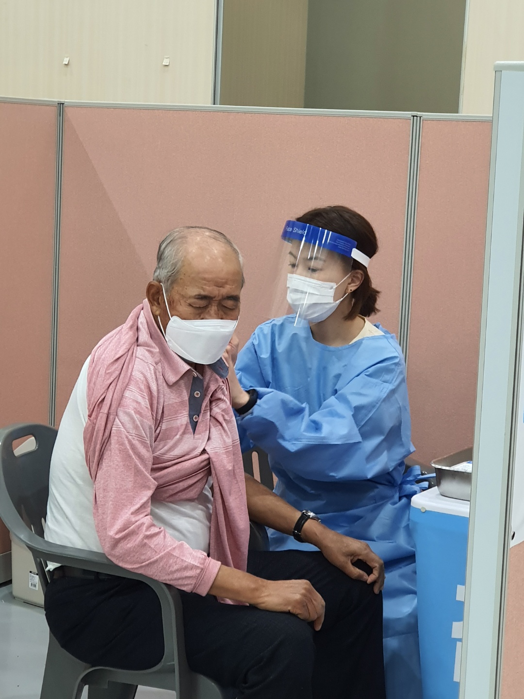 75세이상 일반인 접종이 시작한 첫날 순천대 국제문화컨벤션관 예방접종센터에서 김용윤(85·매곡동)씨가 화이자 백신을 맞고 있다. 김 씨는 “이 나이에 뭔 겁이 난다고 주사를 안맞겠냐”며 웃음을 보였다. 