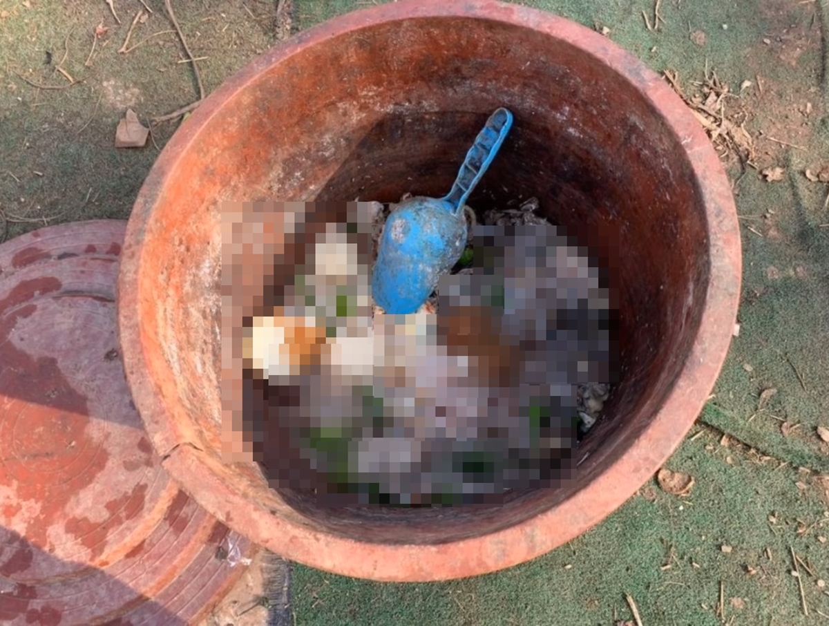 인천 서구의 한 야산에 개 수십 마리를 학대하고 불법도축한 정황. 먹이로 준 것으로 추정되는 음식물쓰레기.   동행세상 유튜브 캡처