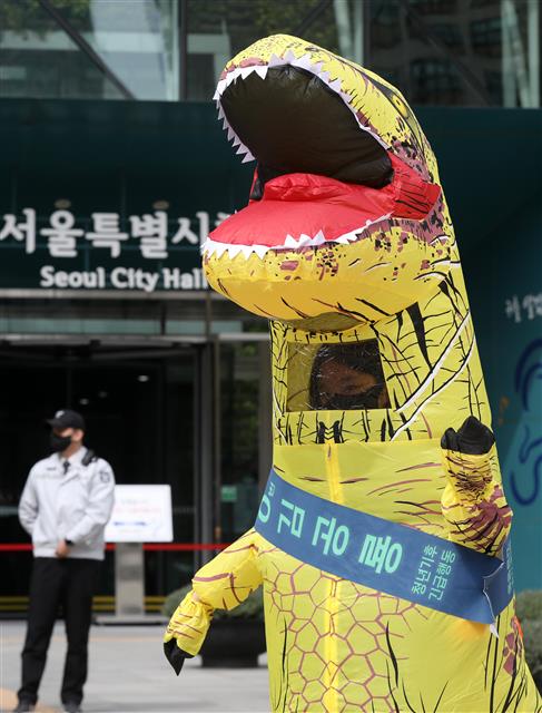 ‘서울시청 앞에 공룡이 나타난 이유는?’