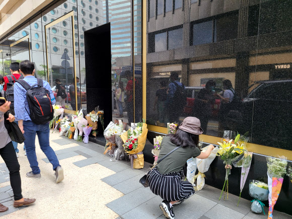 장국영 팬들의 추모 헌화