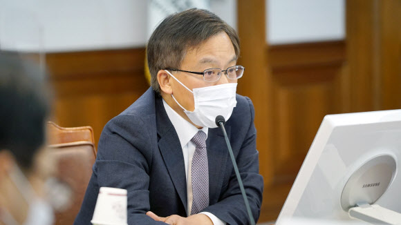 ‘부동산 투기 근절’ 검사장 회의 주재하는 조남관 검찰총장 직무대행