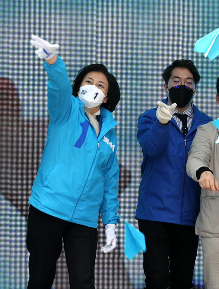 박영선, 파란 종이비행기 날리며 사전투표 독려