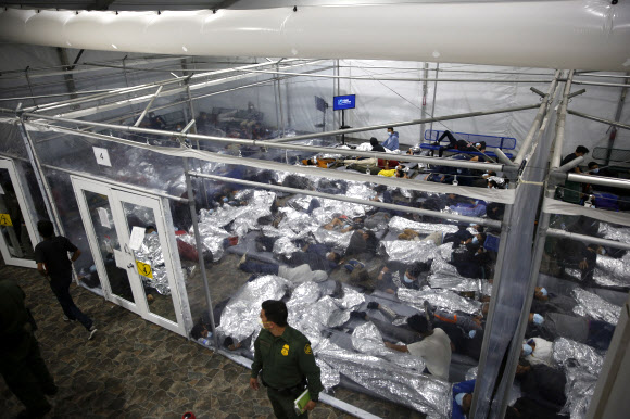 250명 공간에 4100명… 美 미성년 이민자 수용 역부족