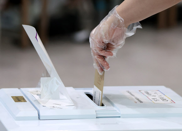 위생장갑 착용하고 행사하는 소중한 한표