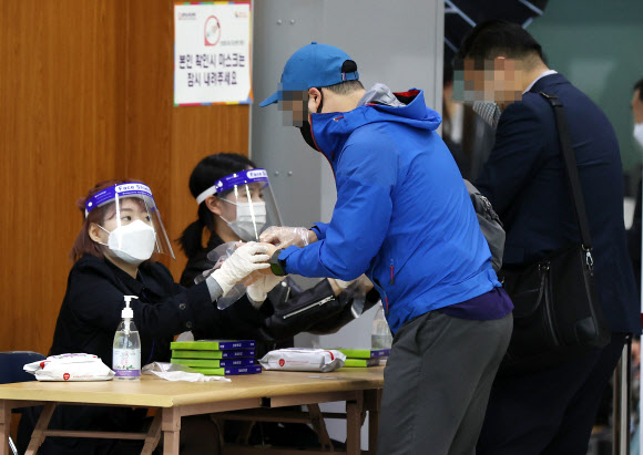위생 장갑 착용은 필수