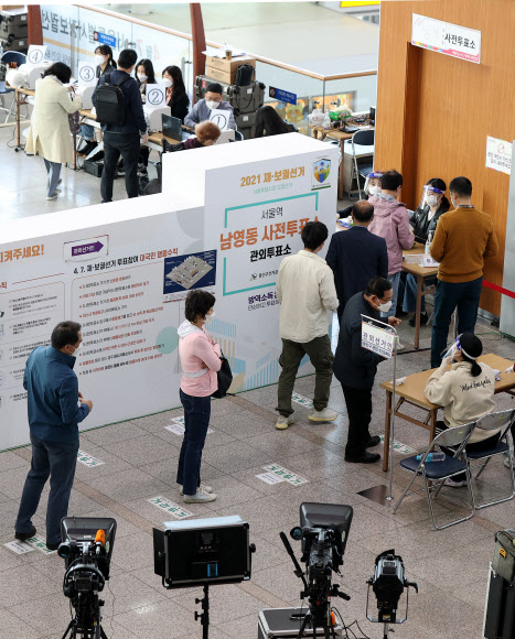 사전 투표 나선 시민들