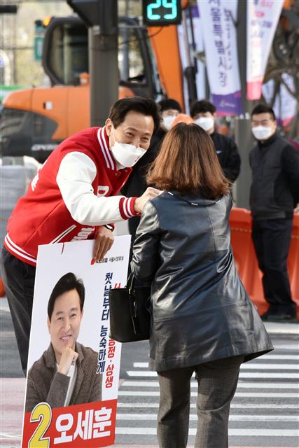 출근길 시민들과 인사하는 오세훈