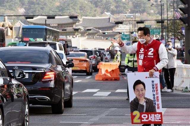 출근길 차량 향해 인사하는 오세훈