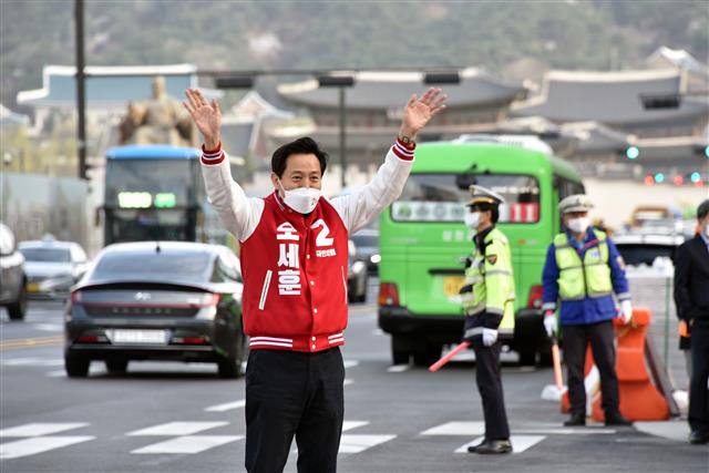오세훈 ‘두 손 번쩍 지지호소’