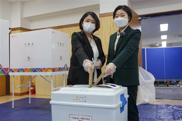 사전투표하는 신지혜.용혜인
