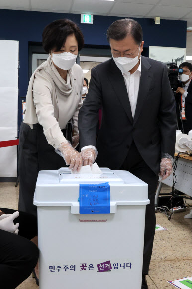 사전투표하는 문 대통령 내외