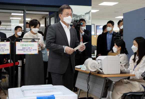 기표소 향하는 문 대통령 내외