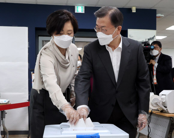 사전투표하는 문 대통령 내외