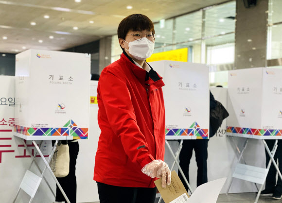 사전투표하는 진보당 송명숙 서울시장 후보