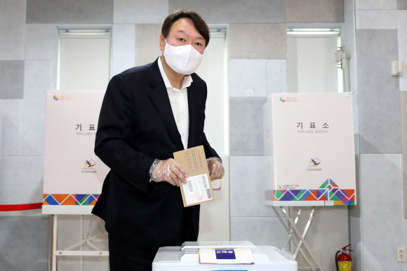 사전투표하는 윤석열 전 검찰총장