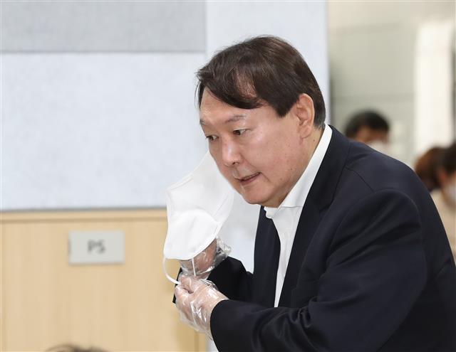 사전투표 나선 윤석열 전 총장