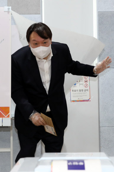 사전투표하는 윤석열 전 검찰총장