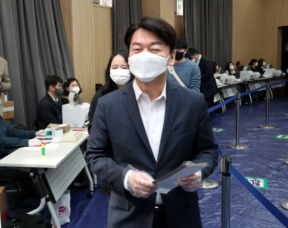 기표소로 향하는 안철수