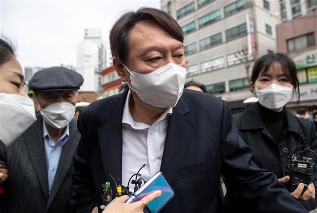 윤석열 ‘정치적 질문 답변 회피’