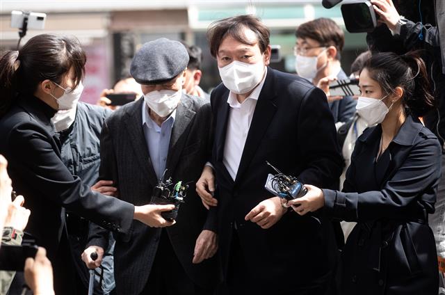 부친과 사전투표 마친 윤석열