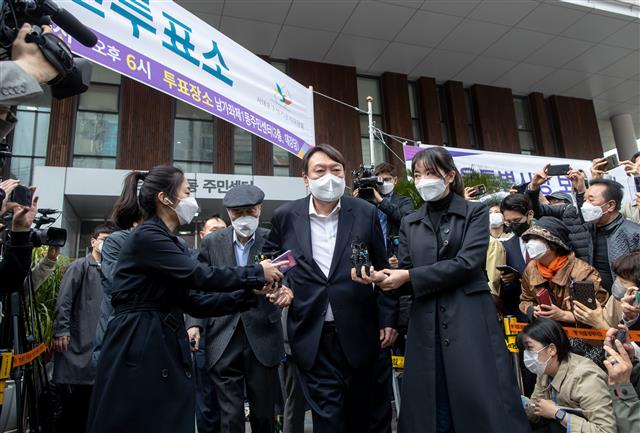 정치적 발언 없이 투표소 나서는 윤석열
