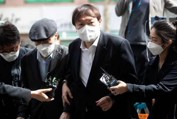 사전투표소 들어가는 윤석열 전 검찰총장