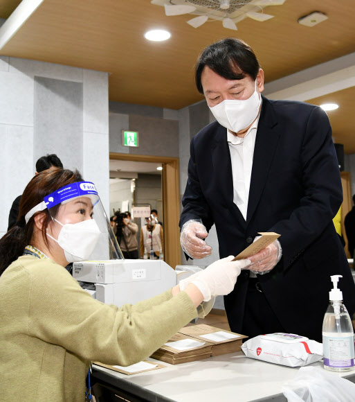 투표용지 받는 윤석열 전 검찰총장