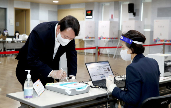 본인 인증하는 윤석열 전 검찰총장