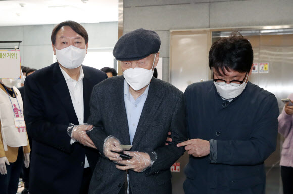 부친과 사전투표하러 온 윤석열 전 검찰총장