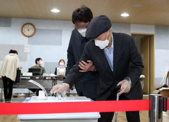 투표하는 윤석열 전 검찰총장 부친