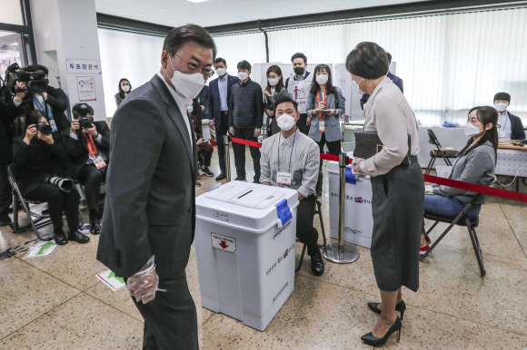 문재인 대통령이 2일 오전 서울 종로구 삼청동 주민센터를 방문해 2021재?보궐선거 사전투표를 마친 뒤 퇴장하며 관계자들에게 인사하고 있다. 2021. 4. 2 청와대사진기자단