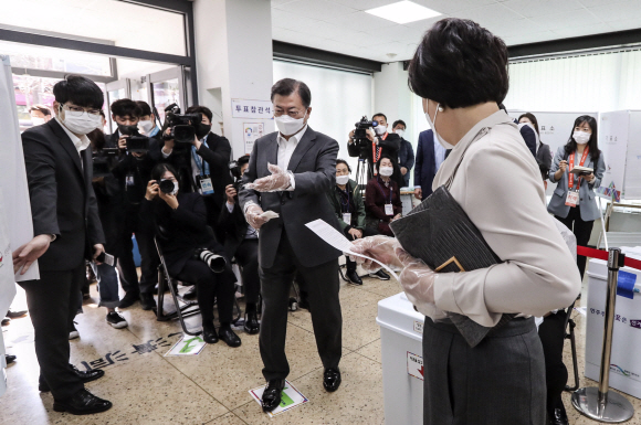 문재인 대통령과 부인 김정숙 여사가 2일 오전 서울 종로구 삼청동 주민센터를 방문해 2021재?보궐선거 사전투표를 하고 있다. 먼저 기표를 마친 문 대통령이 김 여사를 기표소 쪽으로 안내하고 있다. 2021. 4. 2 청와대사진기자단