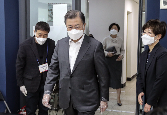 문재인 대통령과 부인 김정숙 여사가 2일 오전 서울 종로구 삼청동 주민센터를 방문해 2021재?보궐선거 사전투표를 했다. 문 대통령이 투표소로 들어서고 있다. 2021. 4. 2 청와대사진기자단