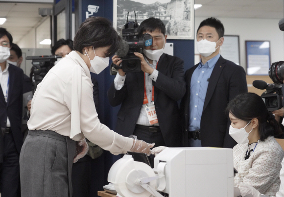 문재인 대통령과 부인 김정숙 여사가 2일 오전 서울 종로구 삼청동 주민센터를 방문해 2021재?보궐선거 사전투표를 했다. 김 여사가 본인 확인을 받고 있다. 2021. 4. 2 청와대사진기자단