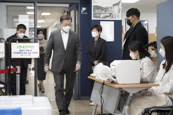 문재인 대통령과 부인 김정숙 여사가 2일 오전 서울 종로구 삼청동 주민센터를 방문해 2021재?보궐선거 사전투표를 했다. 문 대통령이 투표소로 들어서고 있다. 2021. 4. 2 청와대사진기자단
