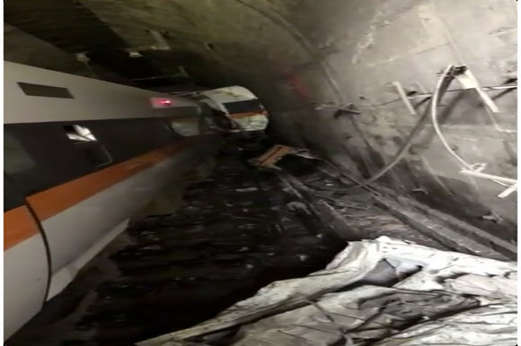 2일 대만 동부 화롄 한 터널에서 열차가 탈선해 사고를 일으킨 모습. 대만 소방청 제공
