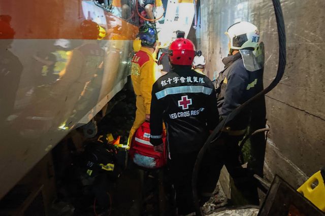 2일(현지시간) 대만 동부 화롄의 한 터널에서 발생한 열차 탈선 사고 현장에 구조대가 출동해 수색 작업을 벌이고 있다. 대만 적십자회 제공