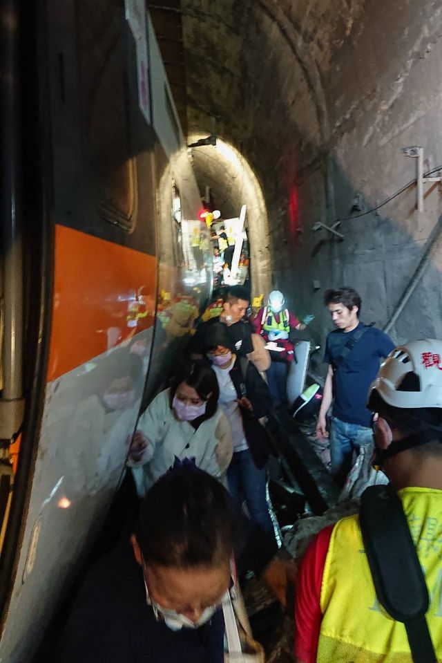 2일(현지시간) 대만 동부 화롄의 터널 안 열차 탈선 사고 현장에서 구조대원들이 승객들의 대피를 돕고 있다. 대만 적십자 제공