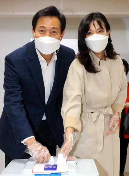 국민의힘 오세훈 서울시장 후보와 부인 송현옥 씨가 3일 서울 광진구 자양3동 주민센터 사전투표소에서 투표하고 있다.  2021.4.3  연합뉴스