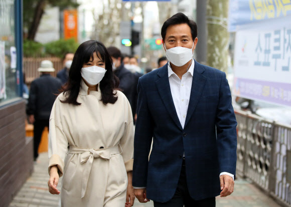 국민의힘 오세훈 서울시장 후보와 부인 송현옥 씨가 3일 서울 광진구 자양3동 주민센터 사전투표소로 향하고 있다.   2021.4.3  연합뉴스