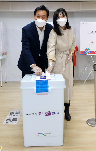 국민의힘 오세훈 서울시장 후보와 부인 송현옥 씨가 3일 서울 광진구 자양3동 주민센터 사전투표소에서 투표하고 있다.  2021.4.3  연합뉴스