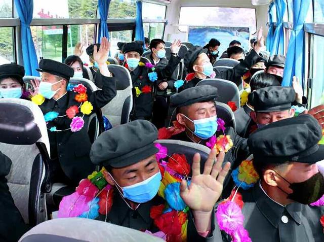 북한 노동당 기관지 노동신문은 3일 각 부문으로 진출한 양강도의 청년들을 조명했다. 신문은 이들이 광산과 청년돌격대, 협동농장, 산골학교 등에 자원했다며 “삶의 순간순간을 빛낼 맹세를 다지고 있다”라고 격려했다. 북한은 올들어 각 지역의 청년들이 경제 및 국가정책 완수를 위해 ‘자원’해 사회로 진출하는 사업을 전개 중이다. 평양 노동신문 뉴스1