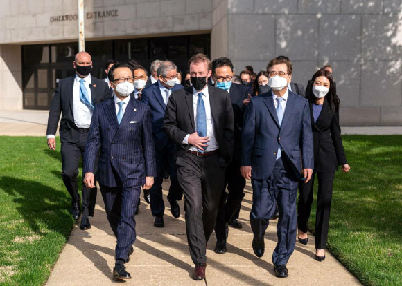 서훈 청와대 국가안보실장(오른쪽부터), 제이크 설리번 미국 백악관 국가안보보좌관, 기타무라 시게루 일본 국가안보국장이 2일(현지시간) 미국 워싱턴DC 인근 해군사관학교에서 열린 한미일 안보실장 3자회의에서 함께 걸어가며 대화하고 있다.  2021.4.3    외교부 제공